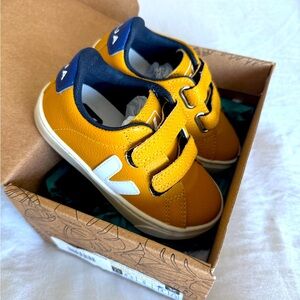 VEJA NIB Kids Toddler shoes Sz 25 (US 8.5) - never worn!